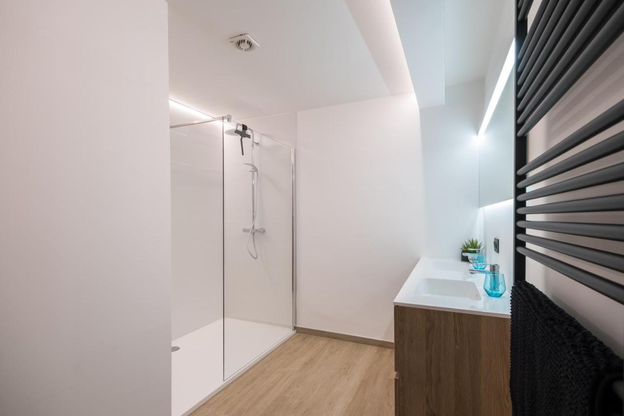 2 Bedrooms With Magnificent Seaview And Free Parking Appartement
